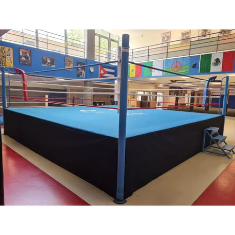 SportCom Pro-Wettkampf-Boxring mit 1 m Podium, Ecke mit blauer Säule und schwarzer Schürze