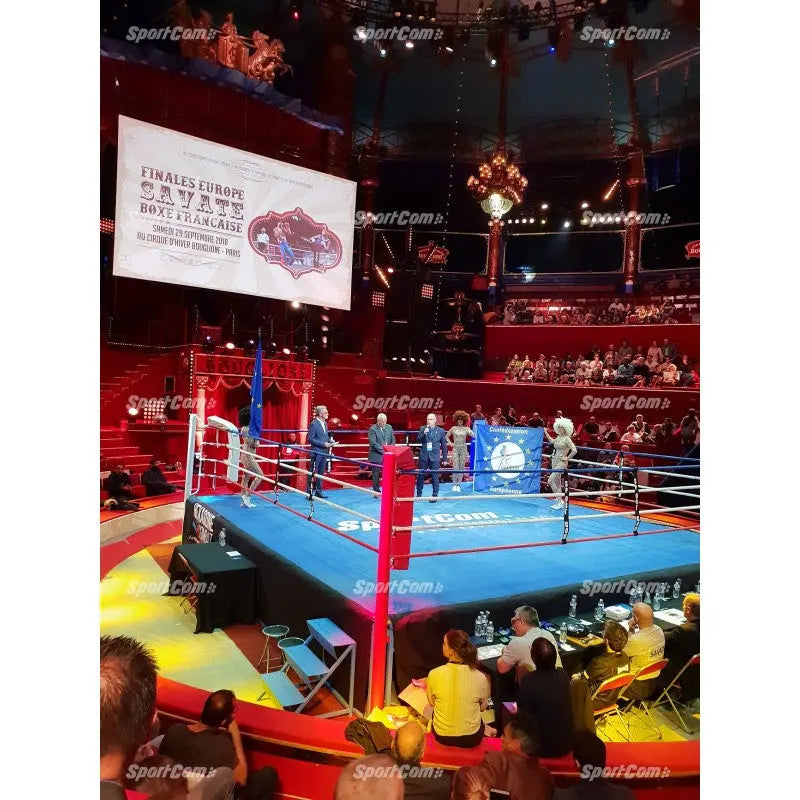 SportCom Pro-Wettkampf-Boxring mit 1 m Podium, bei einer Gala mit Publikum und Bannern