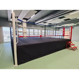 SportCom Pro-Wettkampf-Boxring mit 1 m Podium, in einer modernen Halle mit großer Fensterfront