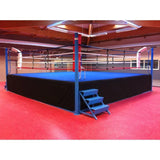 SportCom Pro-Wettkampf-Boxring mit 1 m Podium, mit blauer Fläche auf rotem Hallenboden