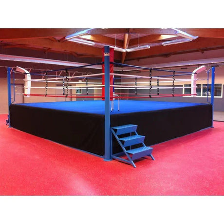 SportCom Pro-Wettkampf-Boxring mit 1 m Podium, mit blauer Fläche auf rotem Hallenboden