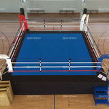 SportCom Pro-Wettkampf-Boxring mit 1 m Podium, Blick auf die blaue Ringfläche von der Ecke