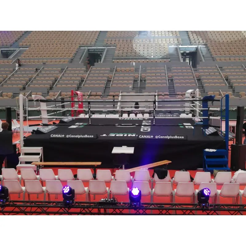 SportCom Pro-Wettkampf-Boxring mit 1 m Podium, bei einem Turnier in einer großen Arena