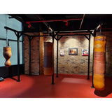SportCom Proboxe Wandstation für Sandsäcke, mit Bildern an der Backsteinwand