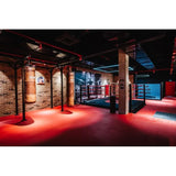 SportCom Proboxe Wandstation für Sandsäcke, in einem dunklen Gym mit rotem Licht, Überblick