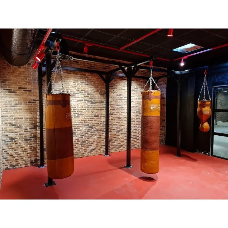 SportCom Proboxe Wandstation für Sandsäcke, mit Ledersäcken in der Nahansicht