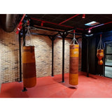 SportCom Proboxe Wandstation für Sandsäcke, mit Ledersäcken in der Nahansicht