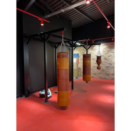 SportCom Proboxe Wandstation für Sandsäcke, mit Ledersäcken, Blick in den Raum