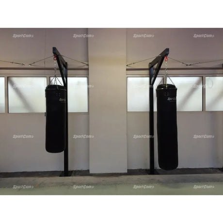SportCom Professioneller Sandsackständer – zwei Ständer mit Sandsäcken in einer Trainingshalle
