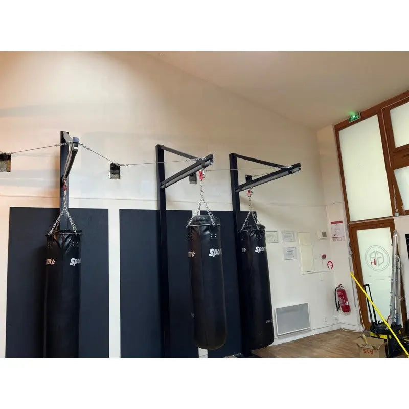 SportCom Professioneller Sandsackständer mit Schiene – Drei Ständer mit Sandsäcken an einer Studiowand