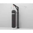 SportCom Professioneller Sandsackständer mit Schiene – Ständer mit Schiene und hängendem Sandsack vor weißer Wand