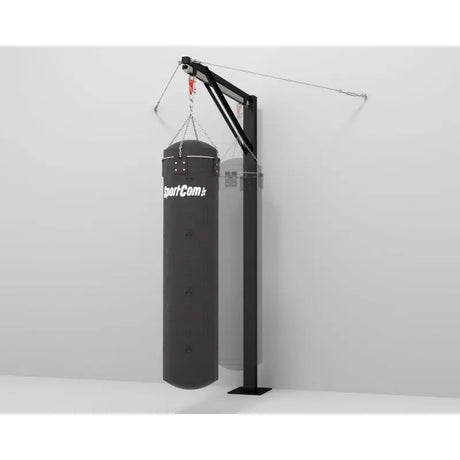 SportCom Professioneller Sandsackständer mit Schiene – Ständer mit Schiene und hängendem Sandsack vor weißer Wand
