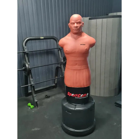 SportCom Punching-Dummy Bob verstellbar, Nahansicht der Puppe vor dunkler Wand in einem Kraftraum