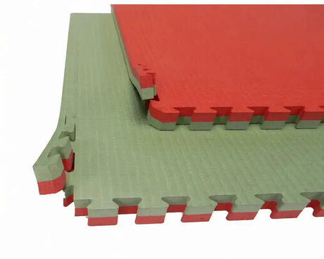SportCom Puzzle-Steckmatte 5 cm, Detail der Puzzle-Verzahnung in Rot und Grün