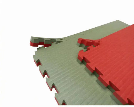 SportCom Puzzle-Steckmatte 5 cm, Kantendetail der Wendeseiten in Rot und Grün
