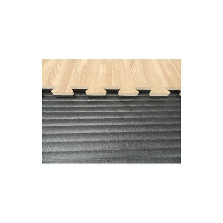 SportCom Puzzlematten 2 cm Schwarz/Holz, Nahaufnahme der Kante mit Holzoptik und Rillenstruktur