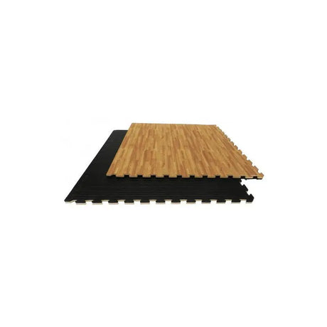 SportCom Puzzlematten 2 cm Schwarz/Holz, verlegte Matten mit Holzoptik und schwarzer Seite, Schrägansicht