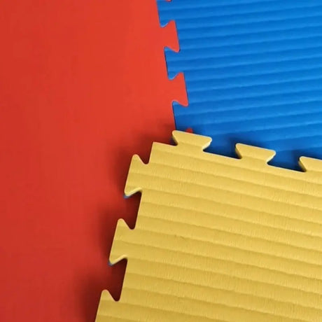 SportCom Puzzlematten 2 cm in Rot, Blau und Gelb, Nahaufnahme der verbundenen Puzzlekanten