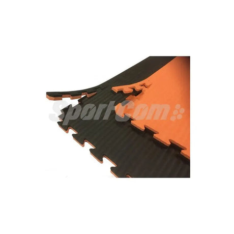SportCom Puzzlematten 2 cm in Schwarz/Orange, Detail der Steckkante mit orangefarbener Oberseite