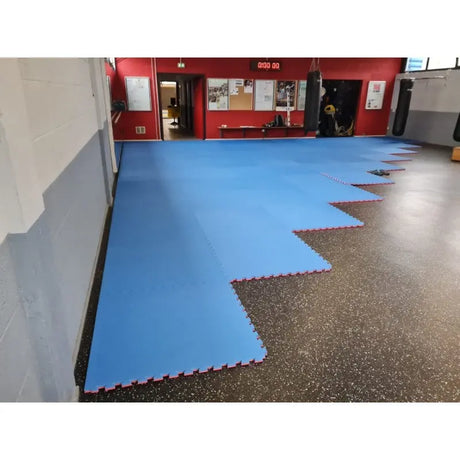 SportCom Puzzlematten 2 cm in Blau als großflächig verlegter Hallenboden im Kampfsportraum