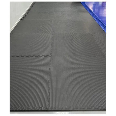 SportCom Puzzlematten 2 cm in Schwarz, verlegte Fläche von oben mit sichtbaren Puzzlefugen
