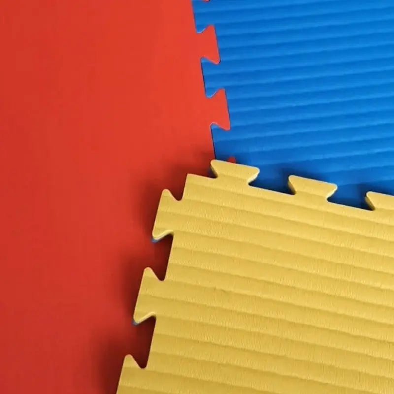 SportCom Puzzlematten 4 cm, Nahaufnahme von roter, blauer und gelber Matte mit Rillenstruktur