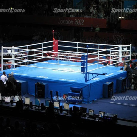 SportCom Ringplane 7,80 × 7,80 m für Wettkampfringe: Wettkampfring mit blauer Plane in einer abgedunkelten Arena