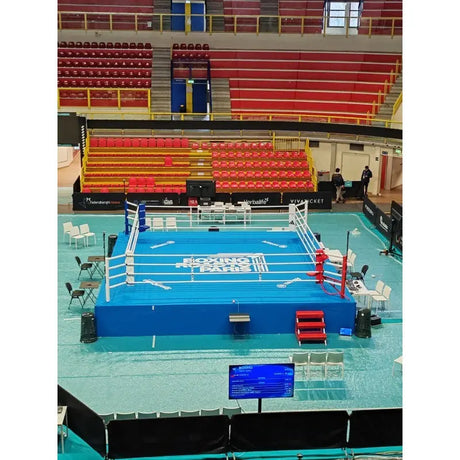 SportCom Ringplane 7,80 × 7,80 m für Wettkampfringe: Wettkampfring mit blauer Plane in einer Halle mit Tribünen