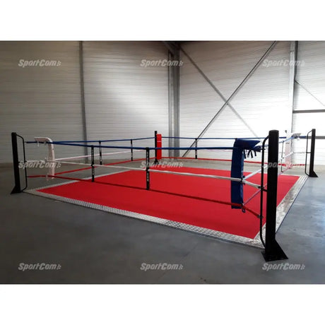 SportCom Ringplane für Bodenmontage-Boxringe – Rote Plane im Ring mit schwarzen Pfosten vor grauer Wand
