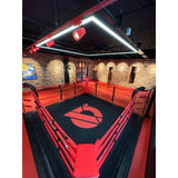 SportCom Ringplane für Bodenmontage-Boxringe – Schwarz-rote Plane mit Logo im beleuchteten Studio-Ring