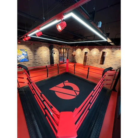SportCom Ringplane für Bodenmontage-Boxringe – Schwarz-rote Plane mit Logo im beleuchteten Studio-Ring