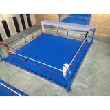SportCom Ringplane für Bodenmontage-Boxringe – Blaue Plane im Ring von schräg oben mit weißem Eckpolster