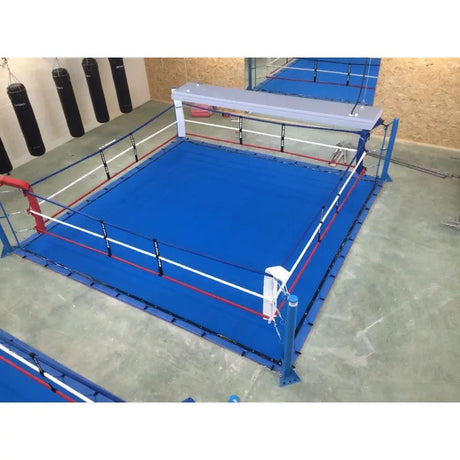 SportCom Ringplane für Bodenmontage-Boxringe – Blaue Plane im Ring von schräg oben mit weißem Eckpolster