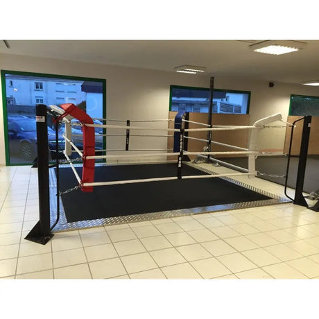 SportCom Ringplane für Bodenmontage-Boxringe – Schwarze Plane im Ring vor großer Fensterfront