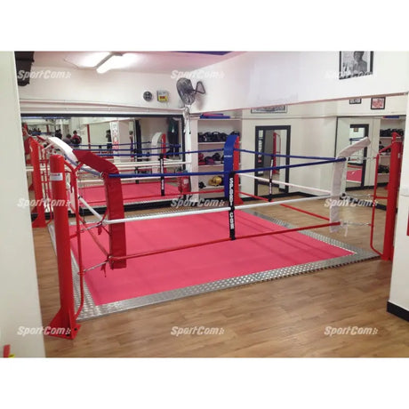 SportCom Ringplane für Bodenmontage-Boxringe – Rote Plane im Ring im Studio mit Spiegelwand
