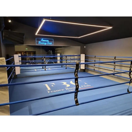 SportCom Ringplane für Podium-Trainingsringe – Blaue Plane mit Logo im beleuchteten Studio-Ring