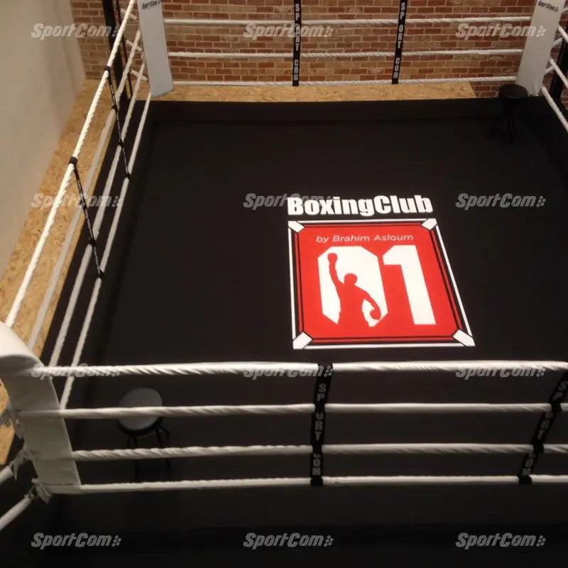 SportCom Ringplane für Podium-Trainingsringe – Schwarze Plane mit rotem Club-Logo-Aufdruck im Detail