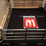SportCom Ringplane für Podium-Trainingsringe – Schwarze Plane mit rotem Club-Logo-Aufdruck im Detail