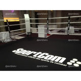SportCom Ringplane für Podium-Trainingsringe – Schwarze Plane mit großem Logo-Aufdruck im Detail