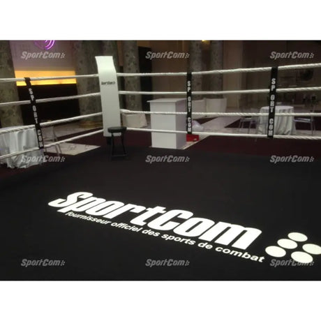 SportCom Ringplane für Podium-Trainingsringe – Schwarze Plane mit großem Logo-Aufdruck im Detail