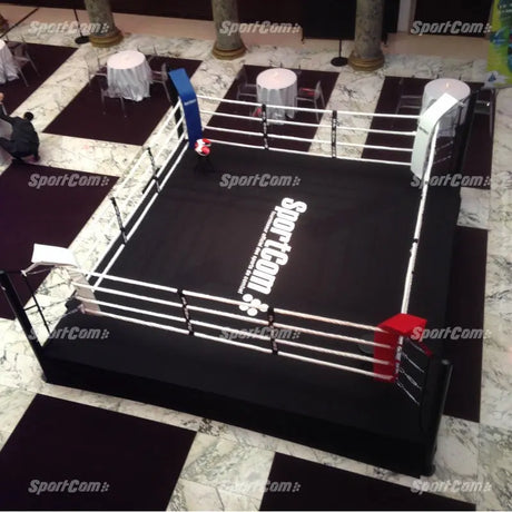 SportCom Ringplane für Podium-Trainingsringe – Schwarze Plane mit Logo auf dem Podiumring von oben