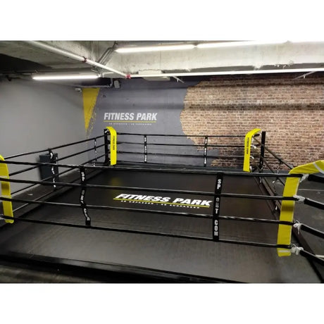 SportCom Ringplane für Podium-Trainingsringe – Schwarze Plane mit Aufdruck im Ring mit gelben Ecken