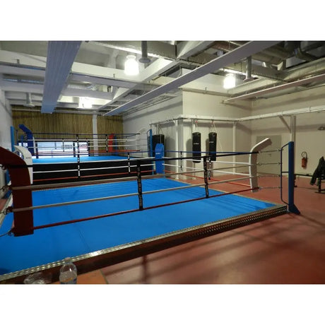 SportCom Ringplane für Podium-Trainingsringe – Blaue Plane auf dem Podiumring in heller Halle
