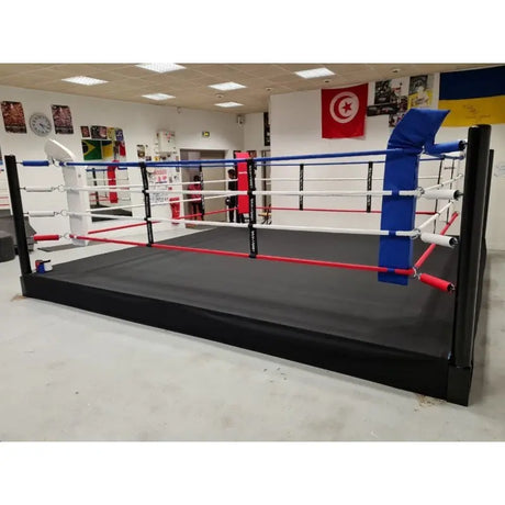 SportCom Ringplane für Podium-Trainingsringe – Schwarze Plane auf dem Podiumring mit blauem Eckpolster