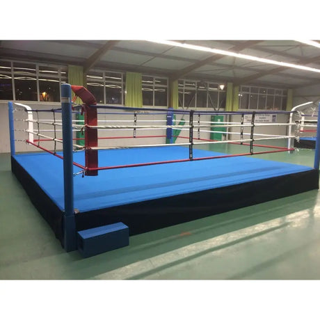 SportCom Ringplane für Podium-Trainingsringe – Blaue Plane auf dem Podiumring mit roten Eckpolstern