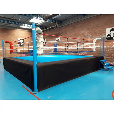 SportCom Ringplane für Wettkampf-Boxringe: Ring mit türkiser Plane vor einer Backsteinwand
