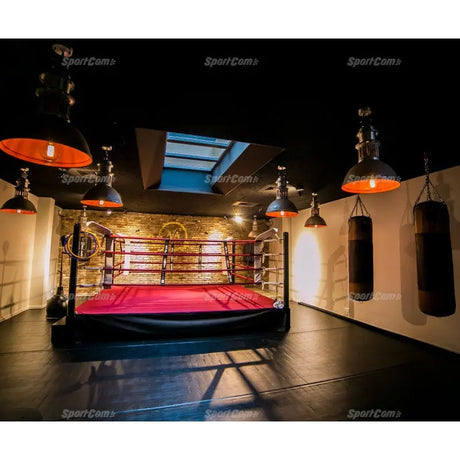SportCom Ringplane für Wettkampf-Boxringe: Ring mit roter Plane in einem Gewölbekeller mit Boxsäcken
