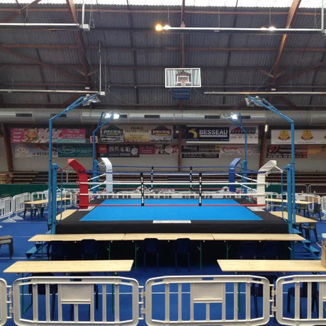 SportCom Ringplane für Wettkampf-Boxringe: Ring mit blauer Plane in einer Halle mit Absperrgittern