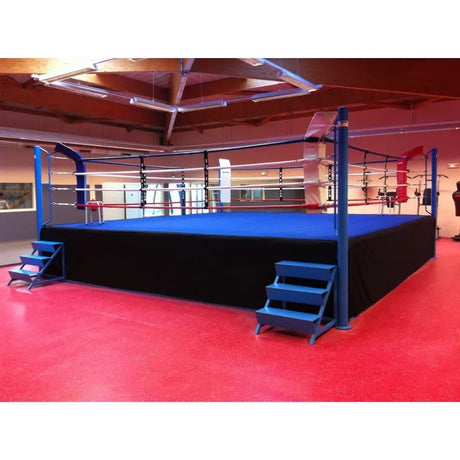 SportCom Ringplane für Wettkampf-Boxringe: Ring mit dunkelblauer Plane auf rotem Hallenboden