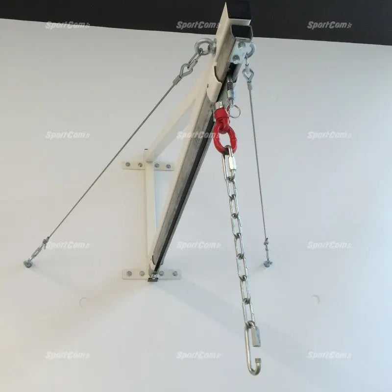 SportCom Sandsack-Wandhalterung mit Schiene und Laufwagen als Detail der Wandbefestigung mit Kette und Karabiner an heller Wand